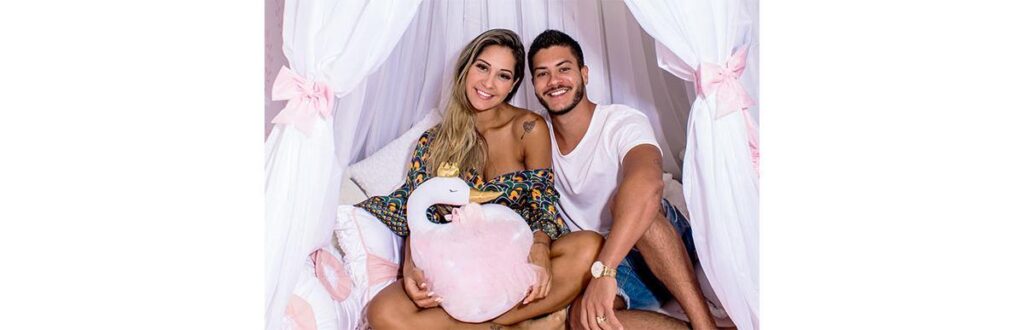 Arhur e Mayra finalmente mostraram o rosto da filha!