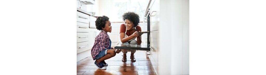 Cozinhar com seu filho pode ser muito divertido