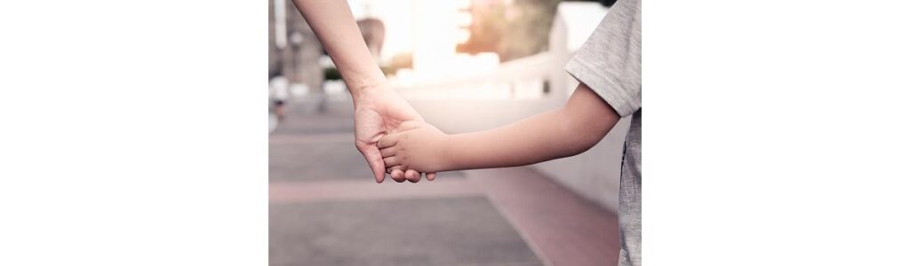 A criança caiu no poço durante um passeio em família
