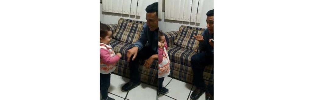 A menina tenta falar com o pai em linguagem de sinais