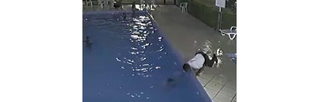 Criança se afogando na piscina