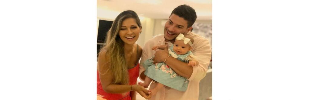 Mayra Cardi e Arthur Arguiar com a filha Sophia