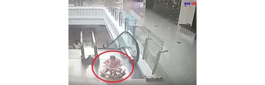 Bebê cai em escada rolante