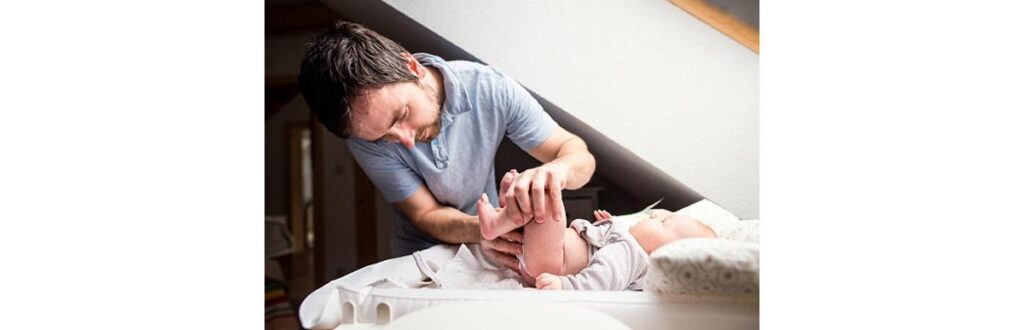 Pai trocando o bebê