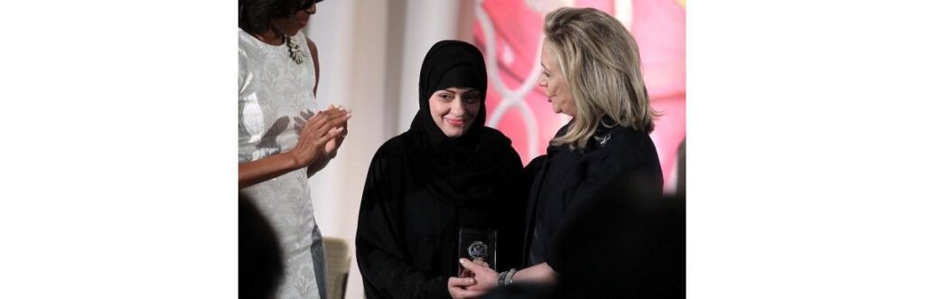 Samar Badawi, ativista de direitos humanos, foi presa por 7 meses acusada de desobediência. A jovem foi abusada pelo pai e hoje luta a favor do direito das mulheres.