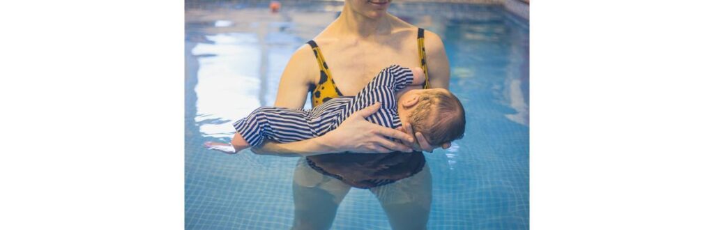 Mãe é expulsa por amamentar filho na piscina