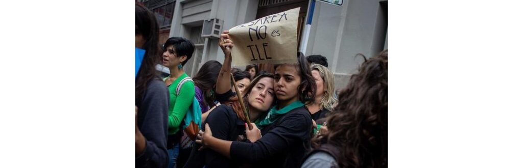 Protesto contra a decisão médica  – “Cesárea não é Interrupção Legal da Gravidez” no cartaz