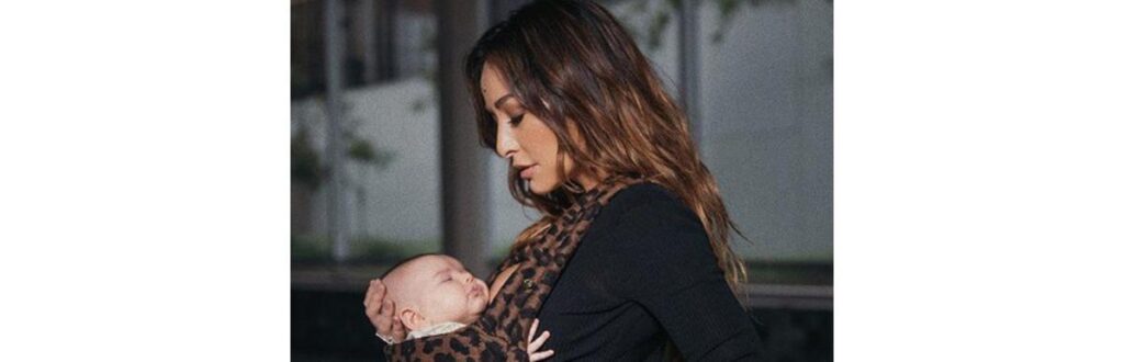 Sabrina Sato mostra foto exclusivas de Zoe em seu celular