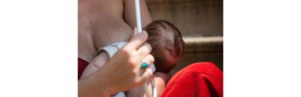 Mãe da a melhor resposta após receber reclamação pelo fato de estar amamentando em público