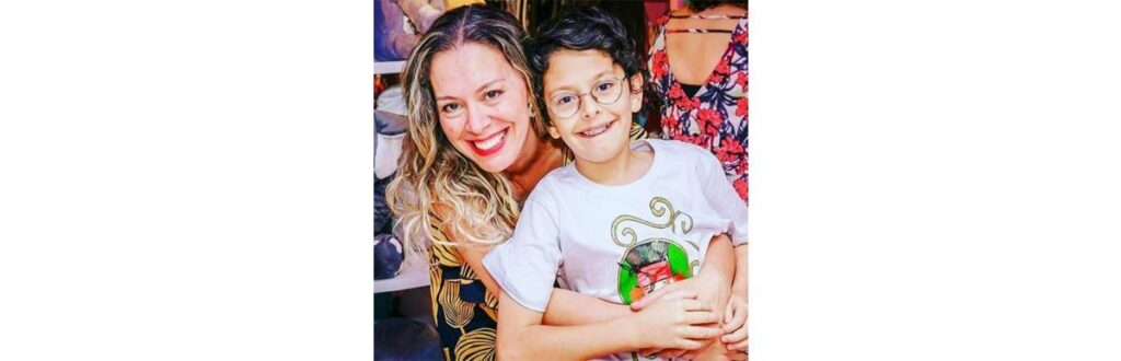 Flavia abraça o filho desenhista