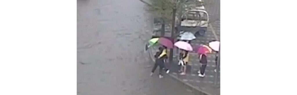 A professora Li ajudou seus alunos em um dia chuvoso