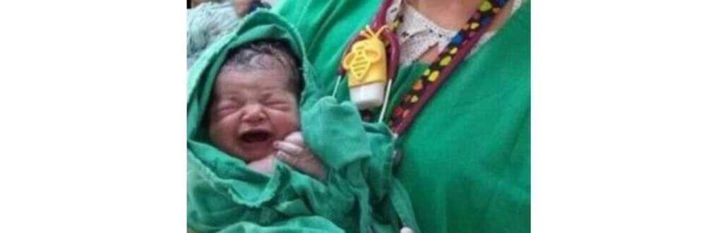 Um detalhe no fundo da foto chamou a atenção da internet