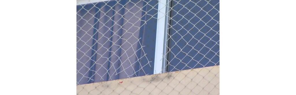 Tela de proteção rasgada