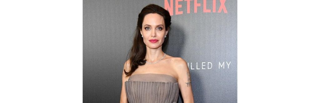 Angelina Jolie aparece acompanhada dos filhos