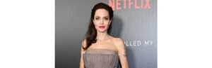 Angelina Jolie aparece acompanhada dos filhos