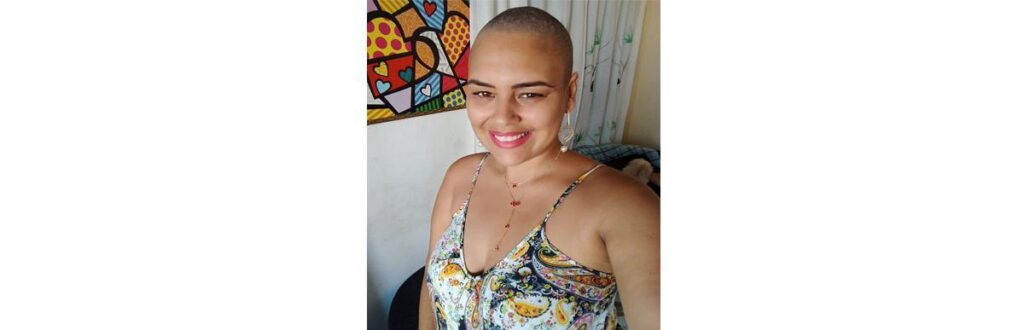 Adriana usa sua conta no Instagram para falar do dia a dia do seu tratamento @adrianazaru