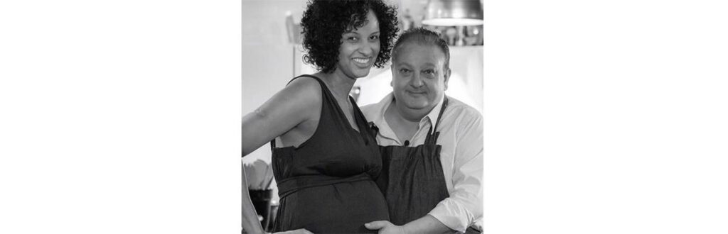 Jacquin coloca a mão sobre a barriga da esposa que está grávida