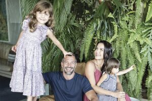 Malvino com a esposa Kyra e as filhas Ayra e Sofia