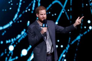 Príncipe Harry em momento fofo com bebê