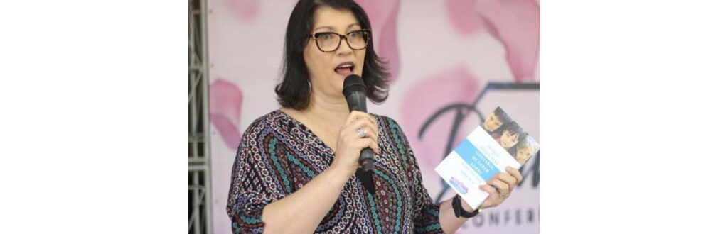 Simone tem um Instagram dedicado a ensinar mães como punir seus filhos