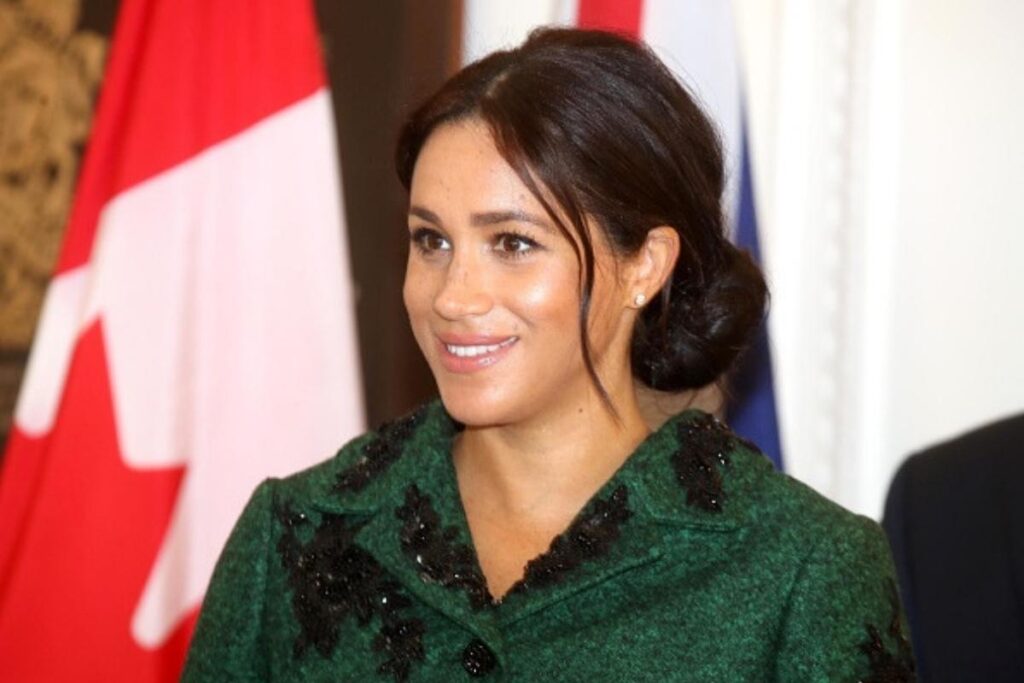 Meghan aparece com aliança substituta por conta dos inchaços.