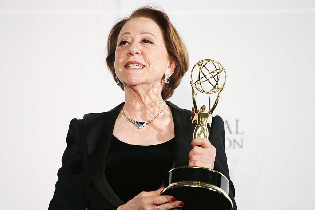 Fernanda Montenegro segurando um prêmio