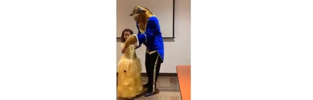 Morgan reproduziu a valsa do filme com a Fera