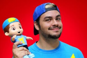 Boneco terá falas famosas do Youtuber
