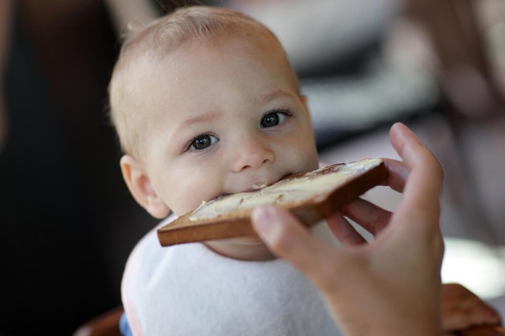 Mãe descobre que filha está comendo torrada muito antes de completar seis meses