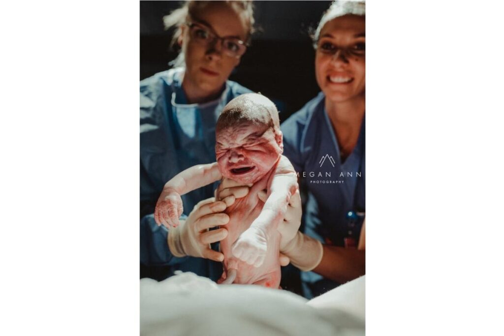 Mãe fotografa o próprio parto