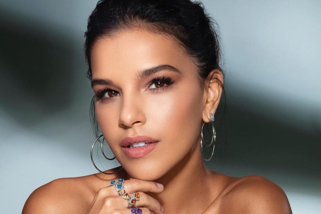 Mariana Rios compartilha fotos de quando era criança