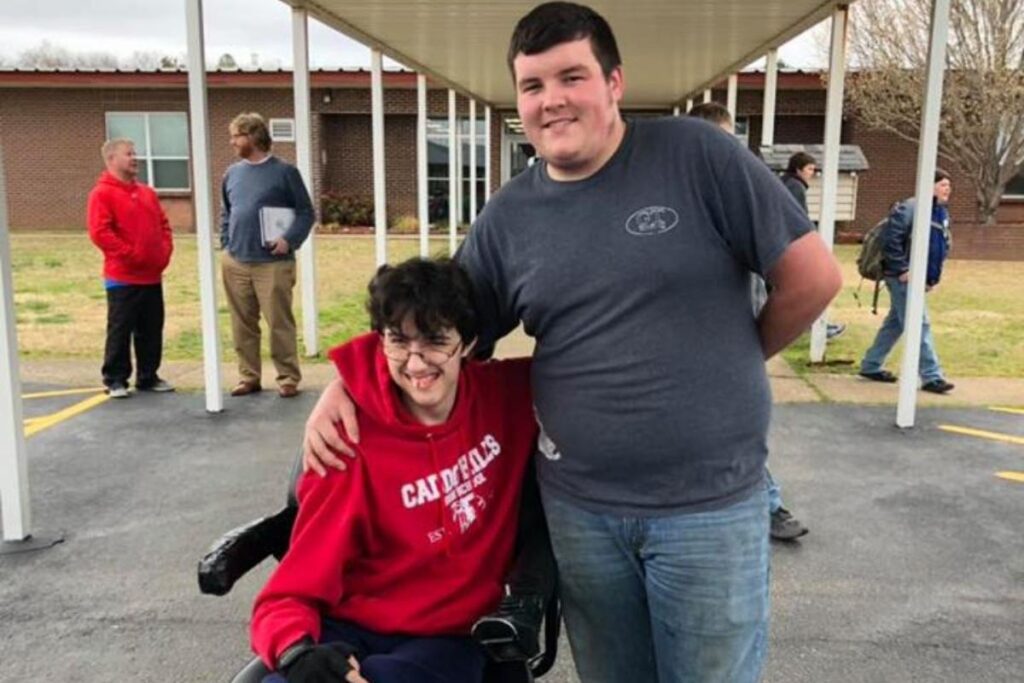 O amigo juntou dinheiro para presentear o menino