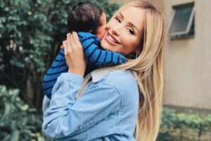 Ex-Panicat Babi Muniz mostra rosto do filho pela primeira vez