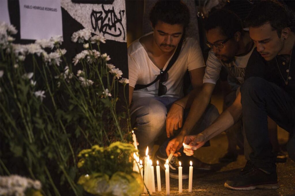 Hoje, a população se juntou para prestar homenagens às vítimas em Suzano