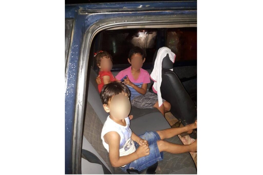 Os pais deixaram crianças de 1, 4 e 10 anos trancadas no carro