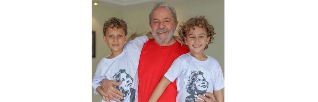 O ex-presidente ao lado de Pedro e Arthur