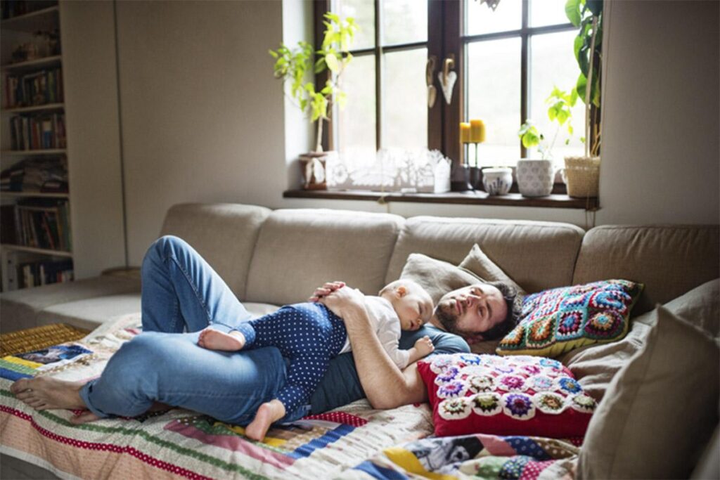 É muito perigoso dormir com seu filho no sofá