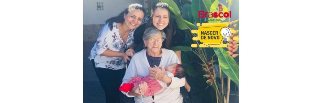 As quatro gerações da família: avó, mãe, filha e neta