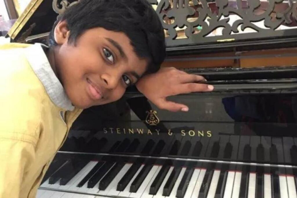 Indiano prodígio é comparado com pianista famoso.