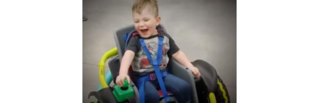 Menino de 2 anos ganha carro elétrico especial