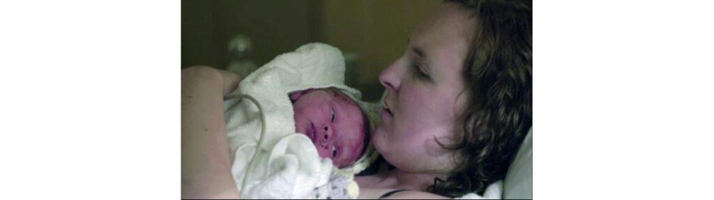 Stacey sentiu dor durante o dia e, quando estava no banheiro de seu quarto, deu à luz