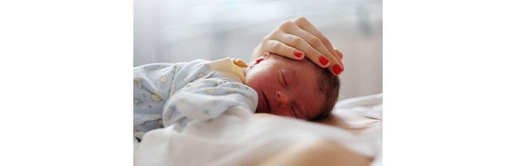 Sabia que ficar abraçada com seu bebê pode ajudar no desenvolvimento dele?