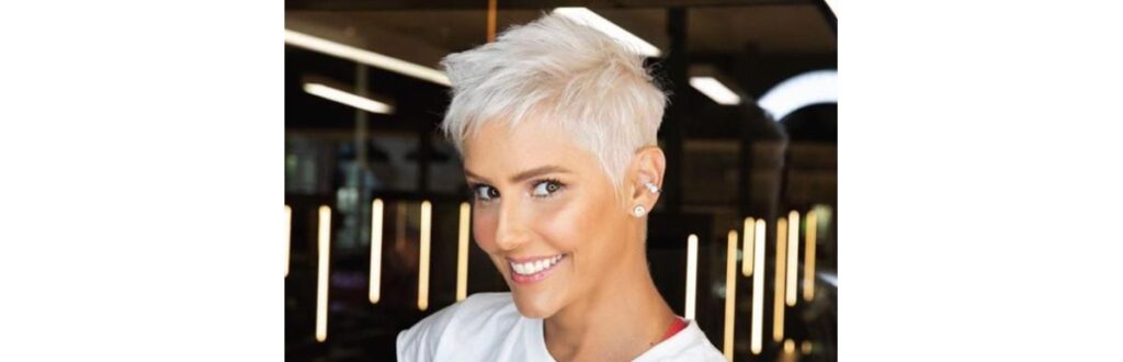 Deborah Secco é mãe de Maria Flor