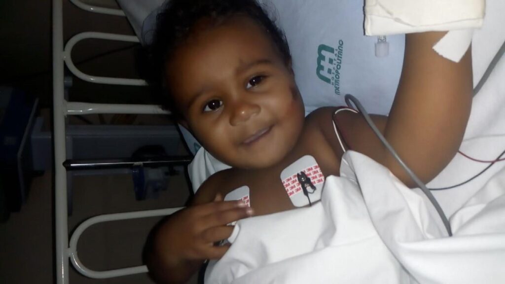 A menina subiu no sofá e abriu a janela sozinha