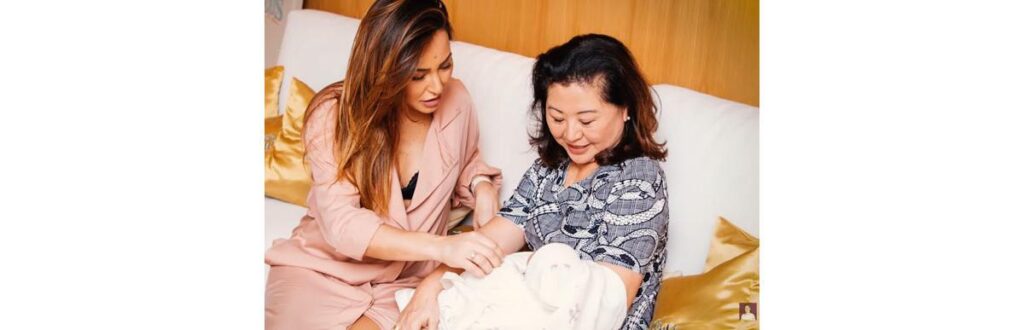 Kika Sato com a neta mais nova, Zoe