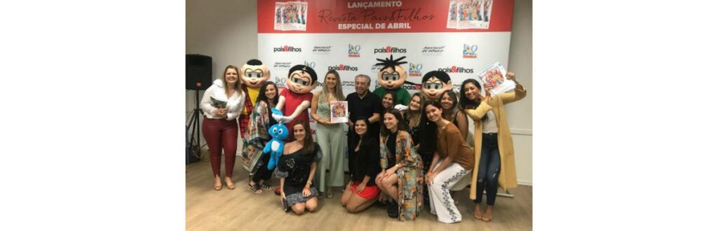 Foto com todos que participaram do lançamento da Pais&Filhos de abril com Mauricio de Sousa