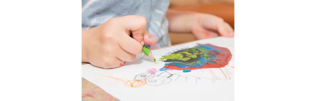 Crianças esbanjam sua criatividade nos desenhos