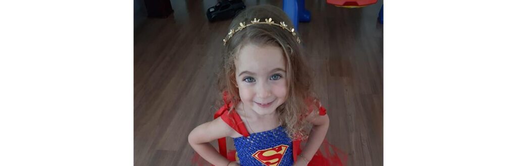 Donatella com a fantasia do Super Homem