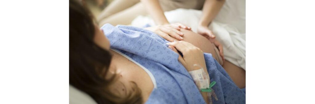 Hilary Achauer falou sobre sua experiência de ter um parto normal