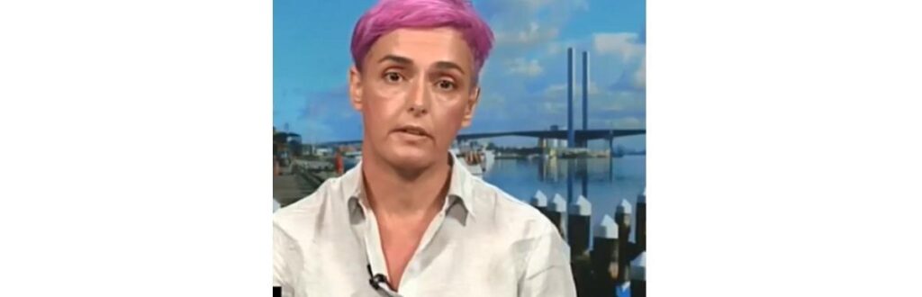 Deanne Carson falou que os pais precisam pedir permissão dos bebês para trocar fralda